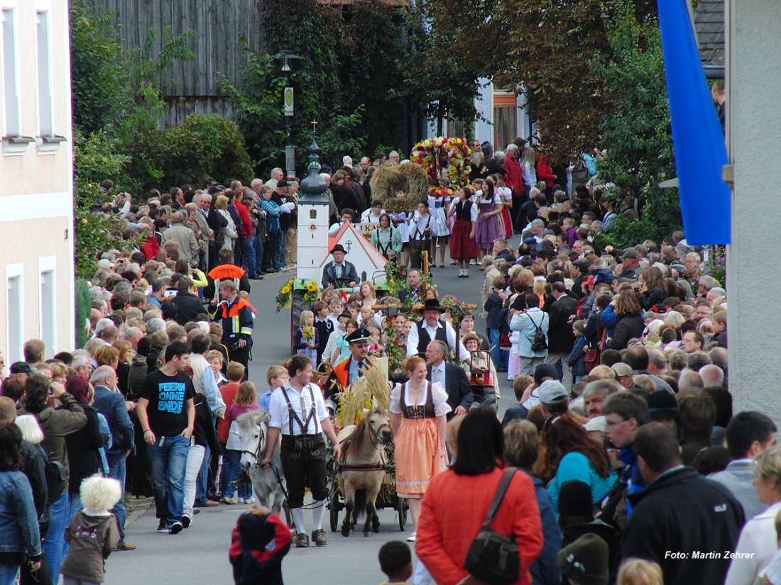 Foto: Martin Zehrer - Wie die Zeit vergeht - Historischer Erntedankumzug in Kastl 19. September 2010...<br />
<br />
Nur alle zehn Jahre findet in Kastl bei Kemnath der historische Erntedankumzug statt. 