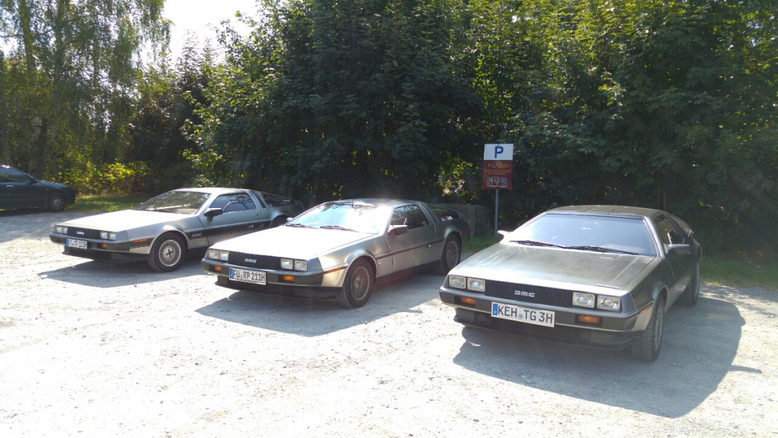 Foto: Martin Zehrer - Gesehen auf der Radtour zum Ochsenkopf:<br />
DeLoreans in Fichtelberg vor dem Restaurant Museo 