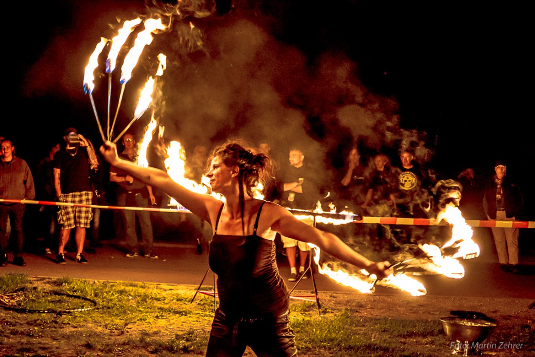 Foto: Martin Zehrer - Lady Firesmile mit ihrer Feuershow auf der Monsichelnacht in Selb - Verzauberte Besucher... 