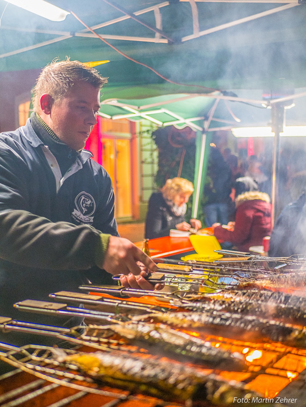 Foto: Martin Zehrer - Einmal wenden bitte... Flo Hösl dreht seine Fische auf dem Grill... Wer bekommt da nicht gleich mal Lust auf mehr!?<br />
<br />
Candle-Light-Shopping 2017 in Kemnath  