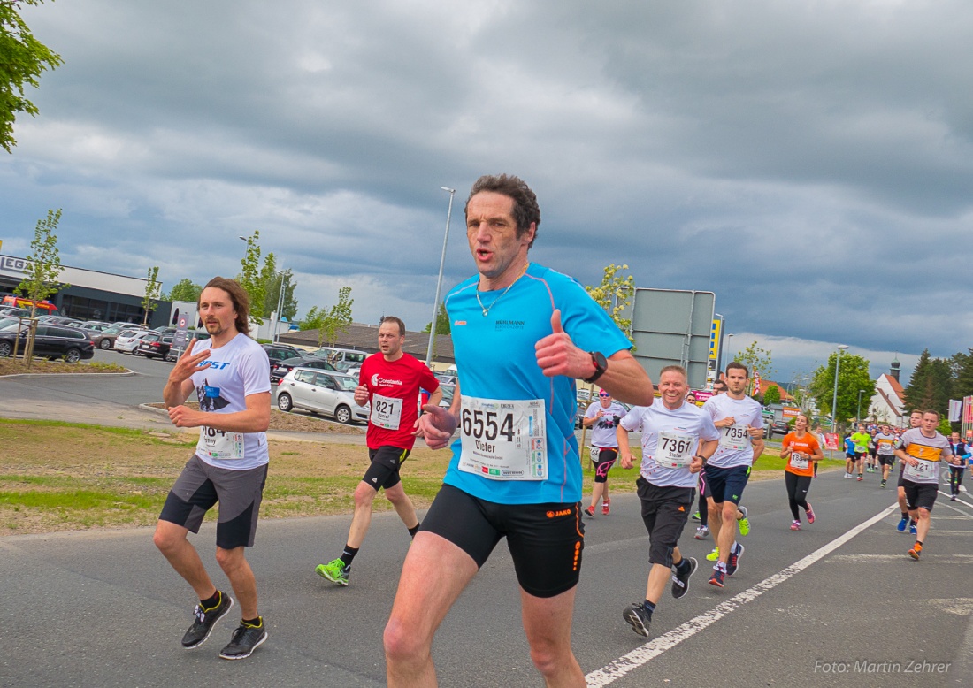 Foto: Martin Zehrer - Nofi-Lauf 2017: Start am Stadtplatz und Ziel beim Siemens... 5,9 Kilometer durch Kemnath und rund herum. Mehr als 8000 Teilnehmer fanden sich in Kemnath zusammen um die S 