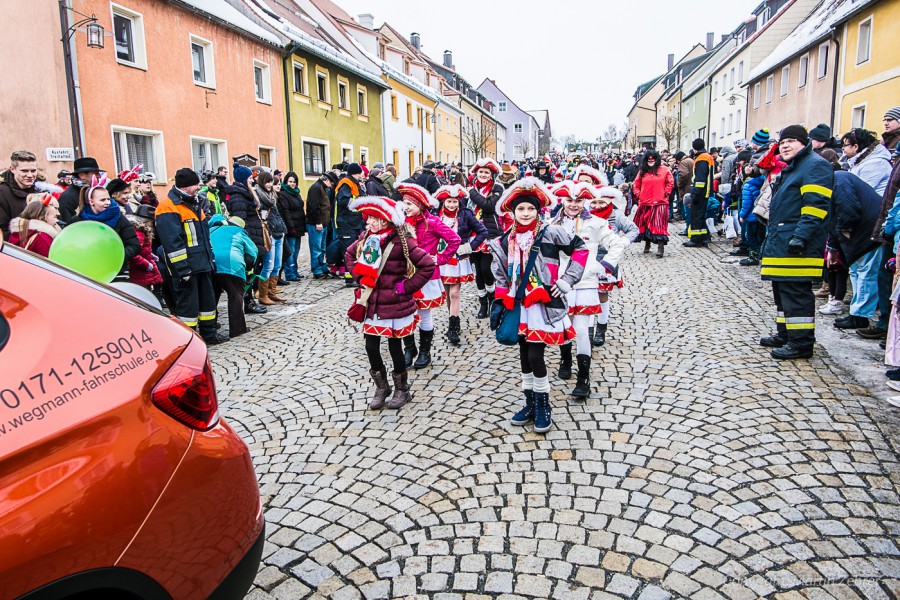 Foto: Martin Zehrer - Faschingszug durch Waldeck. Am Sonntag, den 15.2.2015 war es wieder so weit. Ein langer Zug<br />
mit zig Gaudiwagen und Hunderten Narren zog durch den Waldecker Markt. Mit vi 