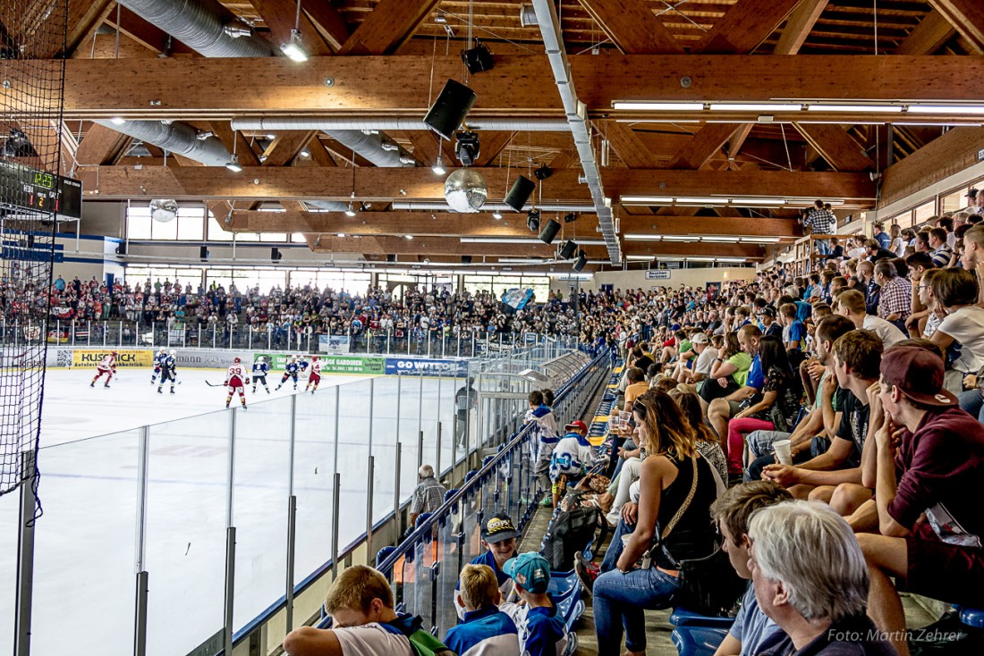 Foto: Martin Zehrer - Über tausend Zuschauer beim Auftaktspiel der Blue Devils Weiden gegen DEL2-Club Eispiraten Crimmitschau am 29. August 2015.<br />
Das Stadion wurde gerockt! Unglaubliche Stimm 