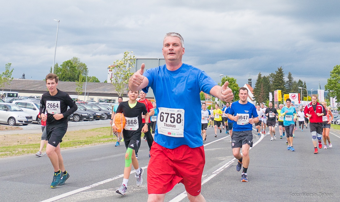 Foto: Martin Zehrer - Nofi-Lauf 2017: Start am Stadtplatz und Ziel beim Siemens... 5,9 Kilometer durch Kemnath und rund herum. Mehr als 8000 Teilnehmer fanden sich in Kemnath zusammen um die S 