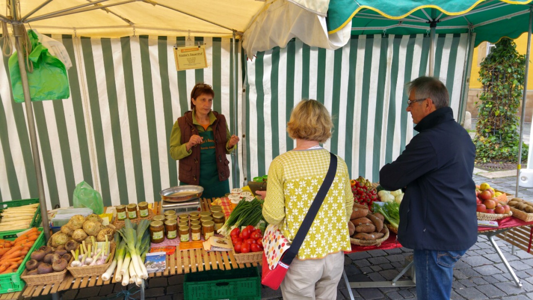 Foto: Martin Zehrer - Koestlers Bauernhof am kemnather Bauernmarkt. Obst, Gemuese und viele andere Leckereien gibts hier am Stand 