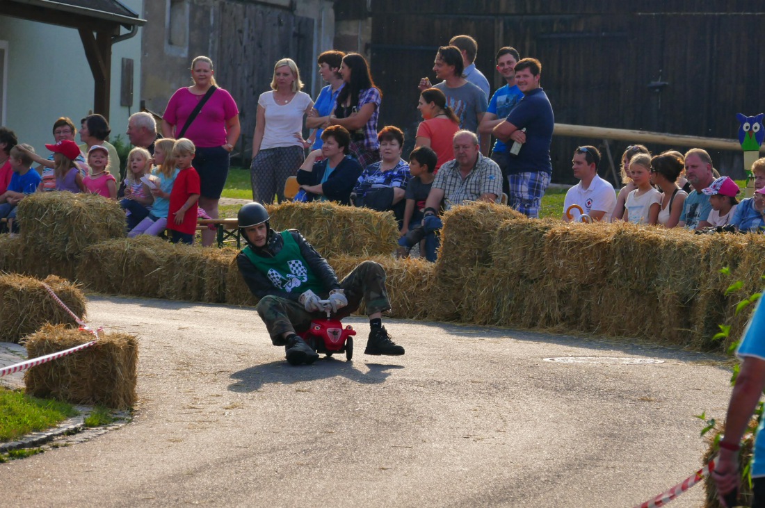 Foto: Martin Zehrer - Genial - Die legendären Bobbycar Meisterschaft in Preißach. <br />
"Den of Vice" veranstaltete heute das 3. Bobbycar-Rennen durch die Ortschaft Preißach. <br />
Zig Starter rasten  