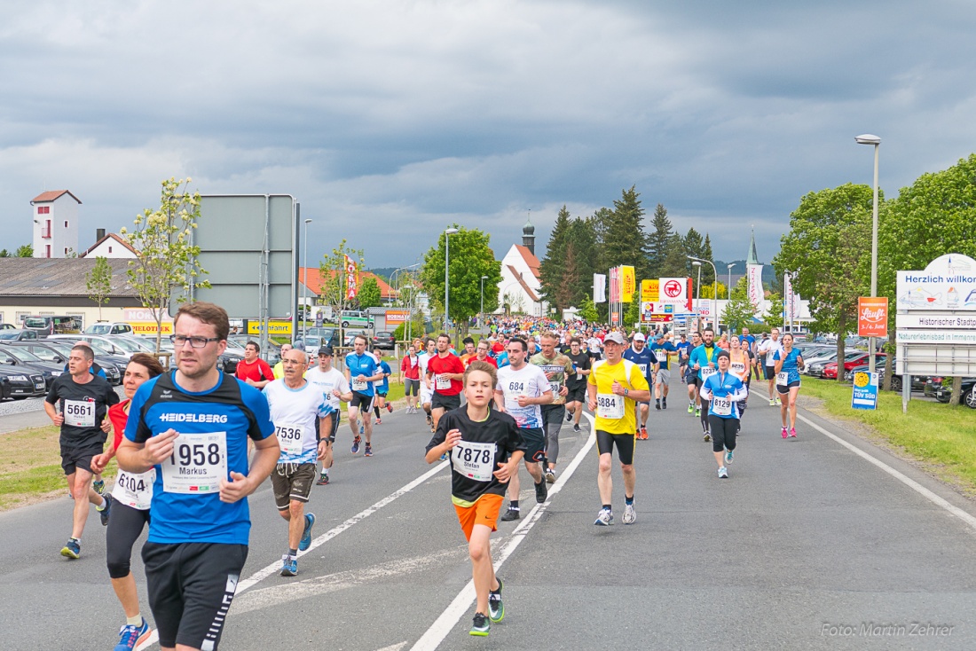 Foto: Martin Zehrer - Nofi-Lauf 2017: Start am Stadtplatz und Ziel beim Siemens... 5,9 Kilometer durch Kemnath und rund herum. Mehr als 8000 Teilnehmer fanden sich in Kemnath zusammen um die S 