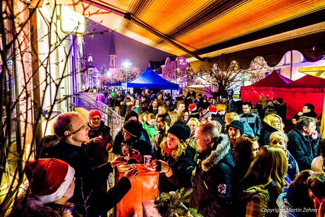 Foto: Martin Zehrer - Großer Andrang vorm Houderer Zoigl in Kemnath. Am 4. Dezember 2015 veranstaltete der KEM-Verband wieder das Candlelight-Shopping in Kemnath. 