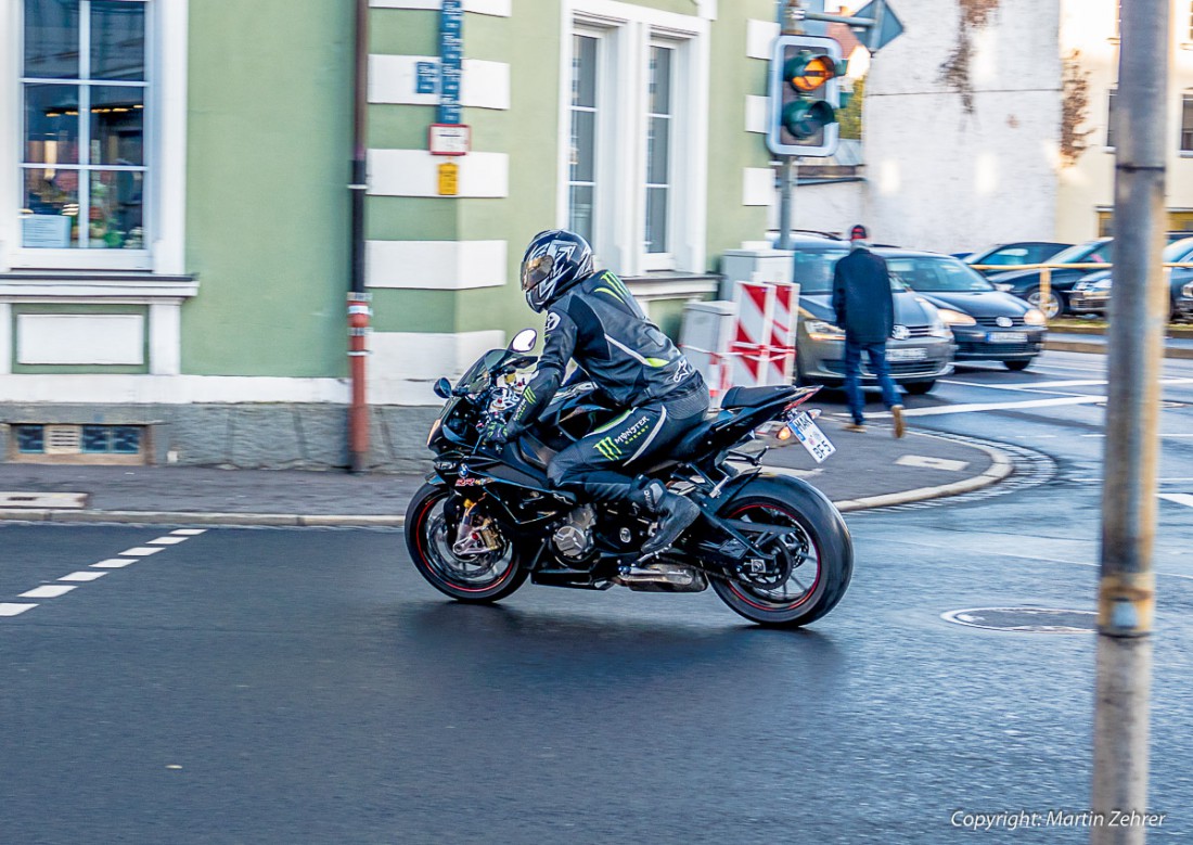 Foto: Martin Zehrer - Heute, am 28. Dezember 2015, in Marktredwitz gesehen: Ein Motorradfahrer im Winter :-) 