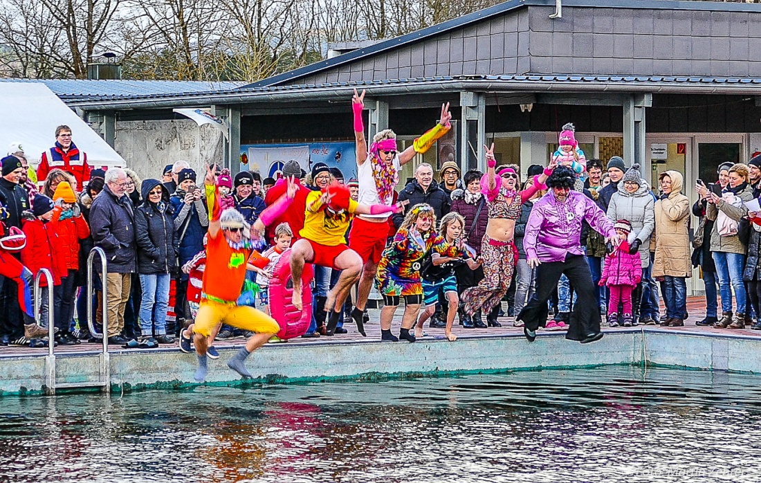 Foto: Martin Zehrer - Hippies der Wasserwacht Kemnath: Mit Hurra ins kühle Nass. Der Aufprall auf dem 2,9 Grad kalten Wasser steht unmittelbar bevor... Hut ab vor soviel Schneid!!! :-)<br />
<br />
1. J 