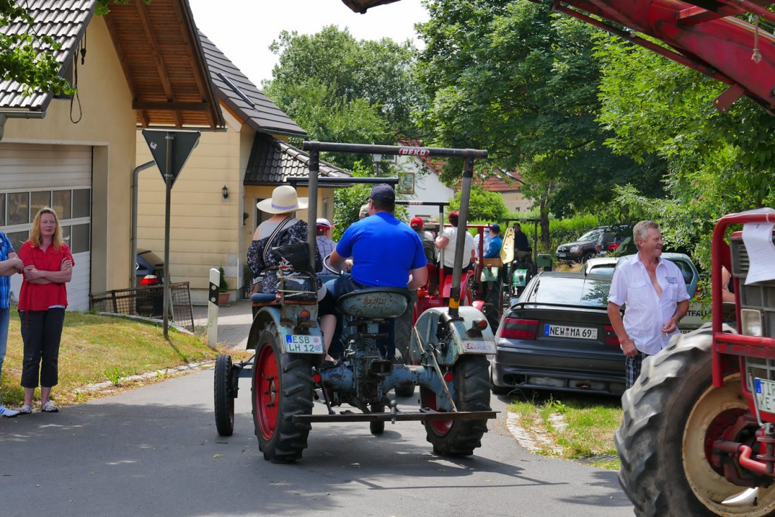 Foto: Martin Zehrer - Da gings dann Mitten in Oberwappenöst bei der Bulldogrundfahrt runter. Bulldogtreffen der Freiwilligen Feuerwehr von Oberwappenöst 2015 