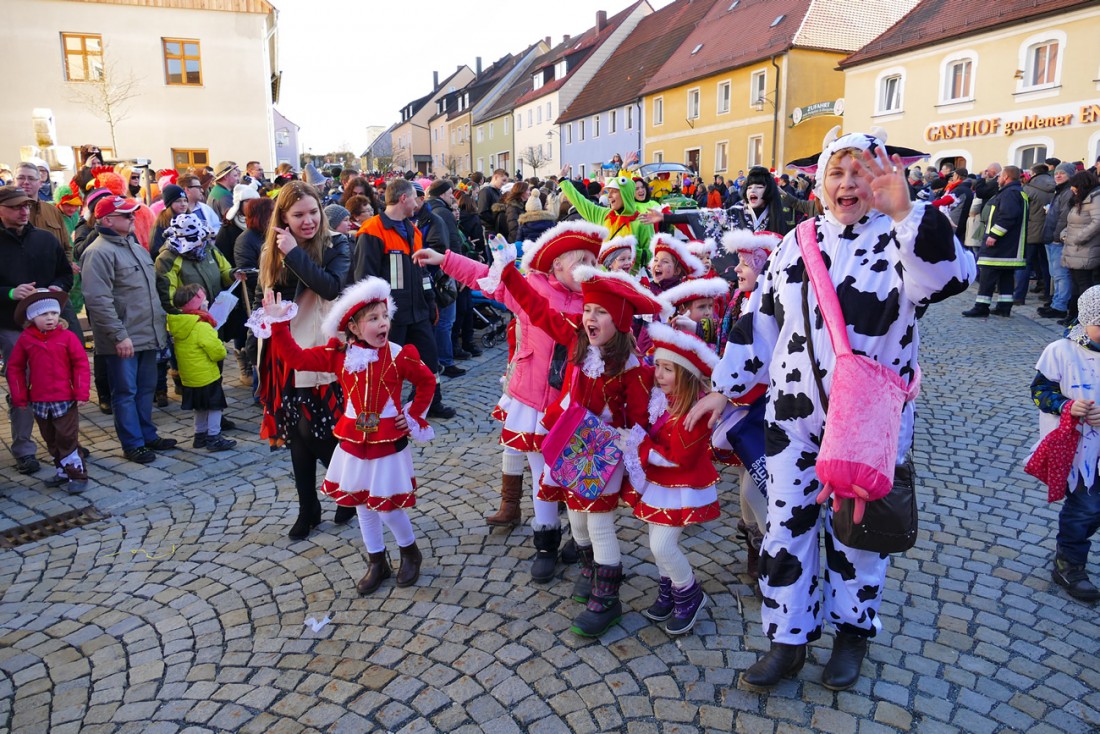 Foto: Martin Zehrer - 44. Faschingszug durch Waldeck am 7. Februar 2016!<br />
<br />
Tanzen, lachen und Gaudi machen ;-)<br />
<br />
Viele Gaudiwagen und unzählige Besucher trafen in Waldeck aufeinander.<br />
Die M 