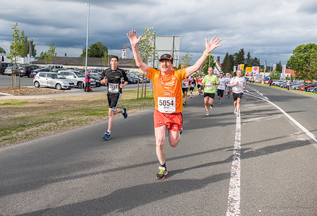 Foto: Martin Zehrer - Nofi-Lauf 2017: Start am Stadtplatz und Ziel beim Siemens... 5,9 Kilometer durch Kemnath und rund herum. Mehr als 8000 Teilnehmer fanden sich in Kemnath zusammen um die S 