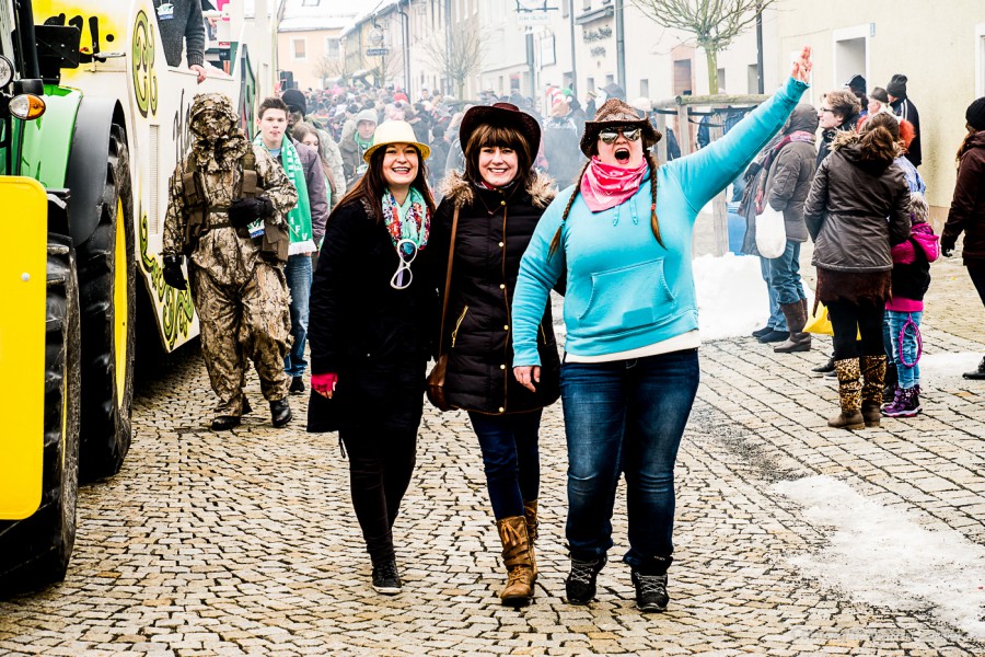 Foto: Martin Zehrer - Faschingszug durch Waldeck. Am Sonntag, den 15.2.2015 war es wieder so weit. Ein langer Zug<br />
mit zig Gaudiwagen und Hunderten Narren zog durch den Waldecker Markt. Mit vi 