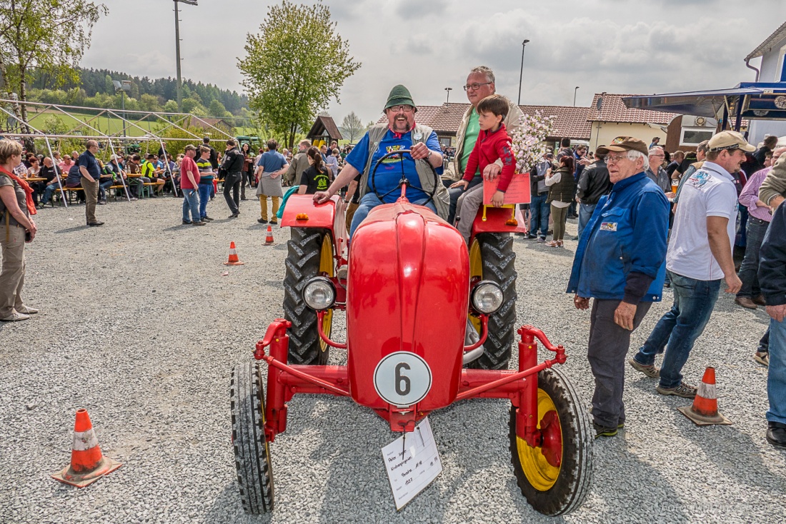 Foto: Martin Zehrer - Bulldogtreffen Kirchenpingarten am 7. Mai 2017: auf gehts zur Rundfahrt mit ca. 300 Traktoren...  