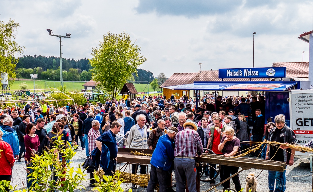 Foto: Martin Zehrer - Bulldogtreffen in Kirchenpingarten... Menschen, Bulldogs und Maschinen...<br />
Die Sonne setzte sich zum größten Teil durch und bescherte den Besuchern bis ca. 15:00Uhr einen 