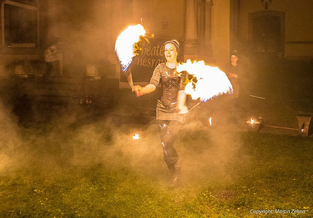 Foto: Martin Zehrer - Feuertanz hinter dem Wildenreuther Schloss. Verzaubert die Nacht... 