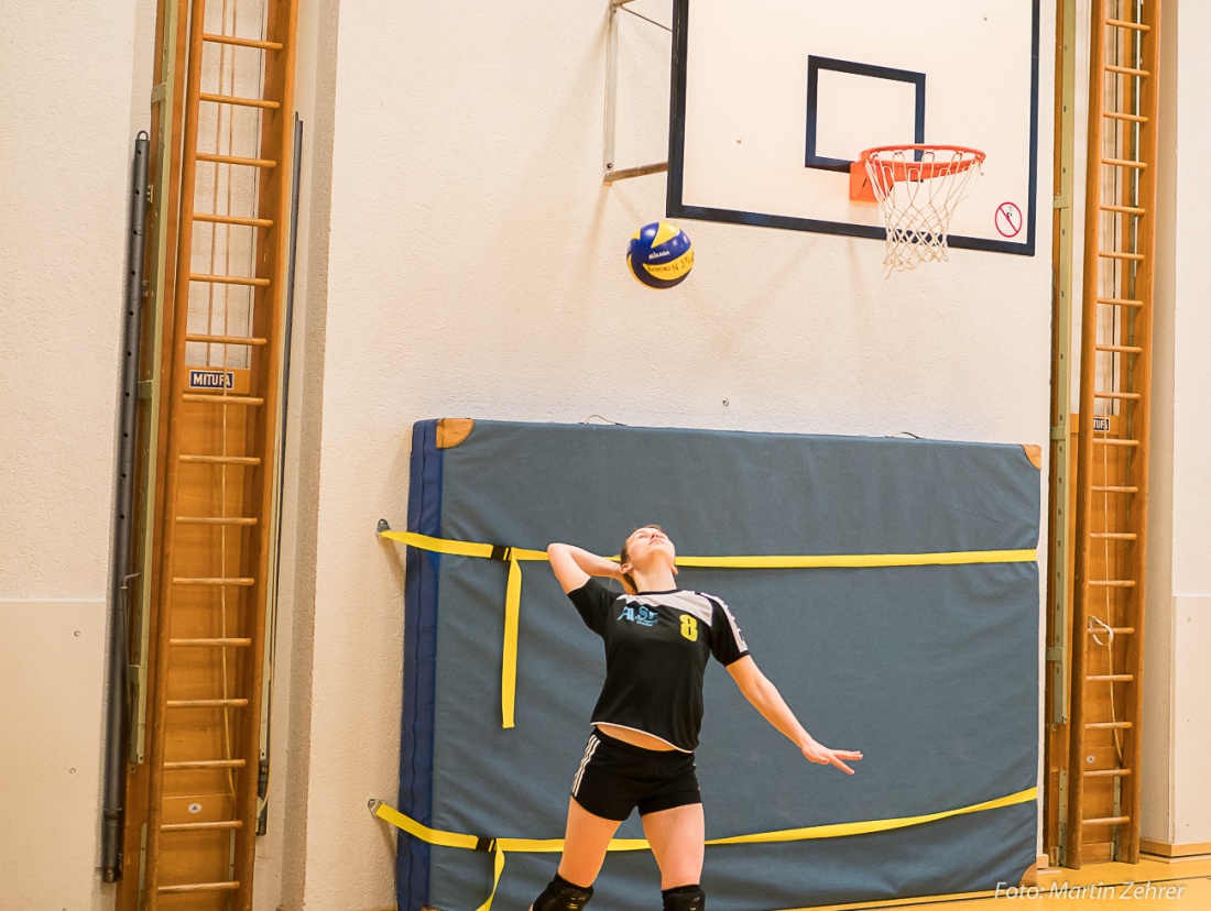 Foto: Martin Zehrer - Aufschlag von oben... TUS Neusorg Volleyball vs. N.H. Young Volleys II beim Heimspiel in Neusorg... 