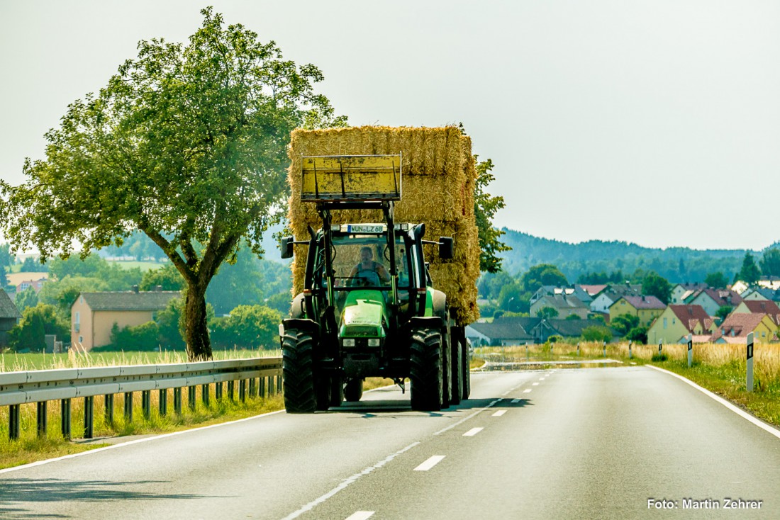 Foto: Martin Zehrer - Fleißisg wie die Bienen dreschen, sammeln, pressen und transportieren die Landwirte ihre geernteten Sachen nach Hause.  