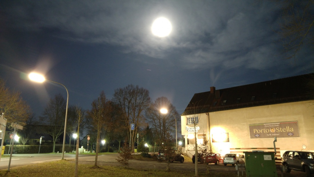 Foto: Martin Zehrer - Nacht-Mond über der Pizzeria ;-) 