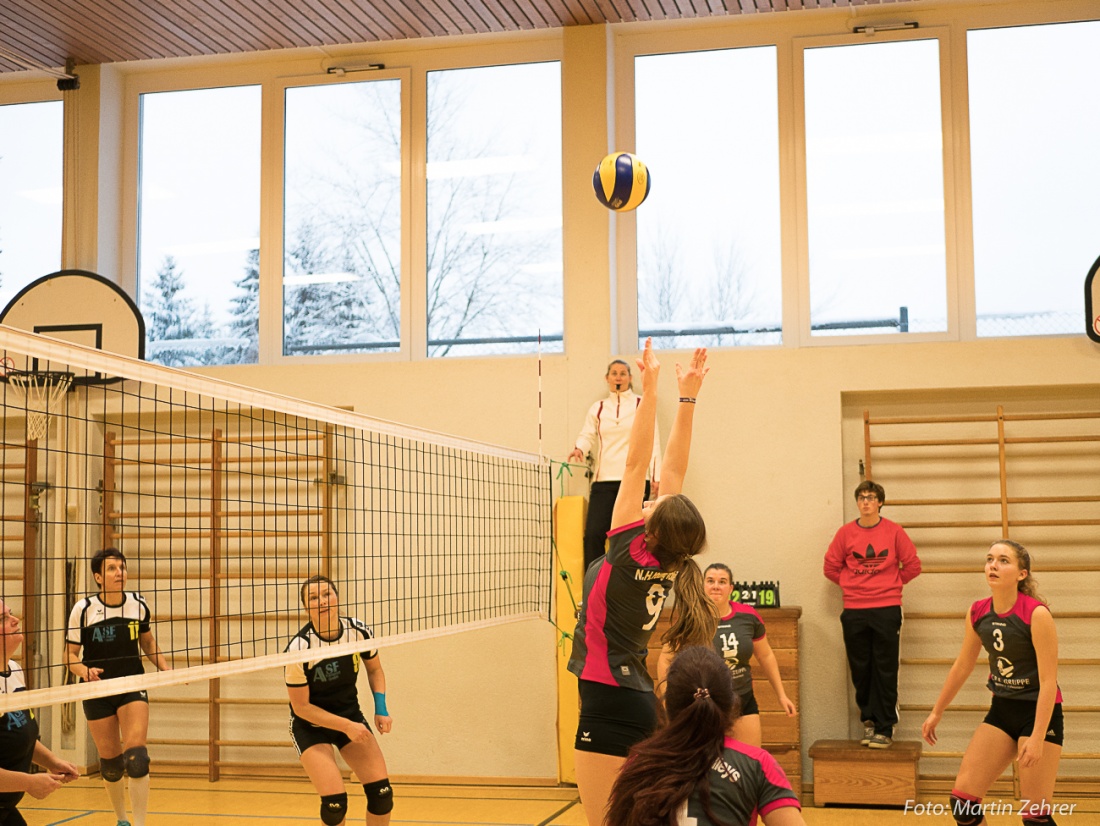 Foto: Martin Zehrer - Pritschen - das obere Zuspiel des Balles durch die Spielerin des N.H. Young Volleys II... <br />
<br />
gesehen beim Heimspieltag des TUS Neusorg Volleyball 