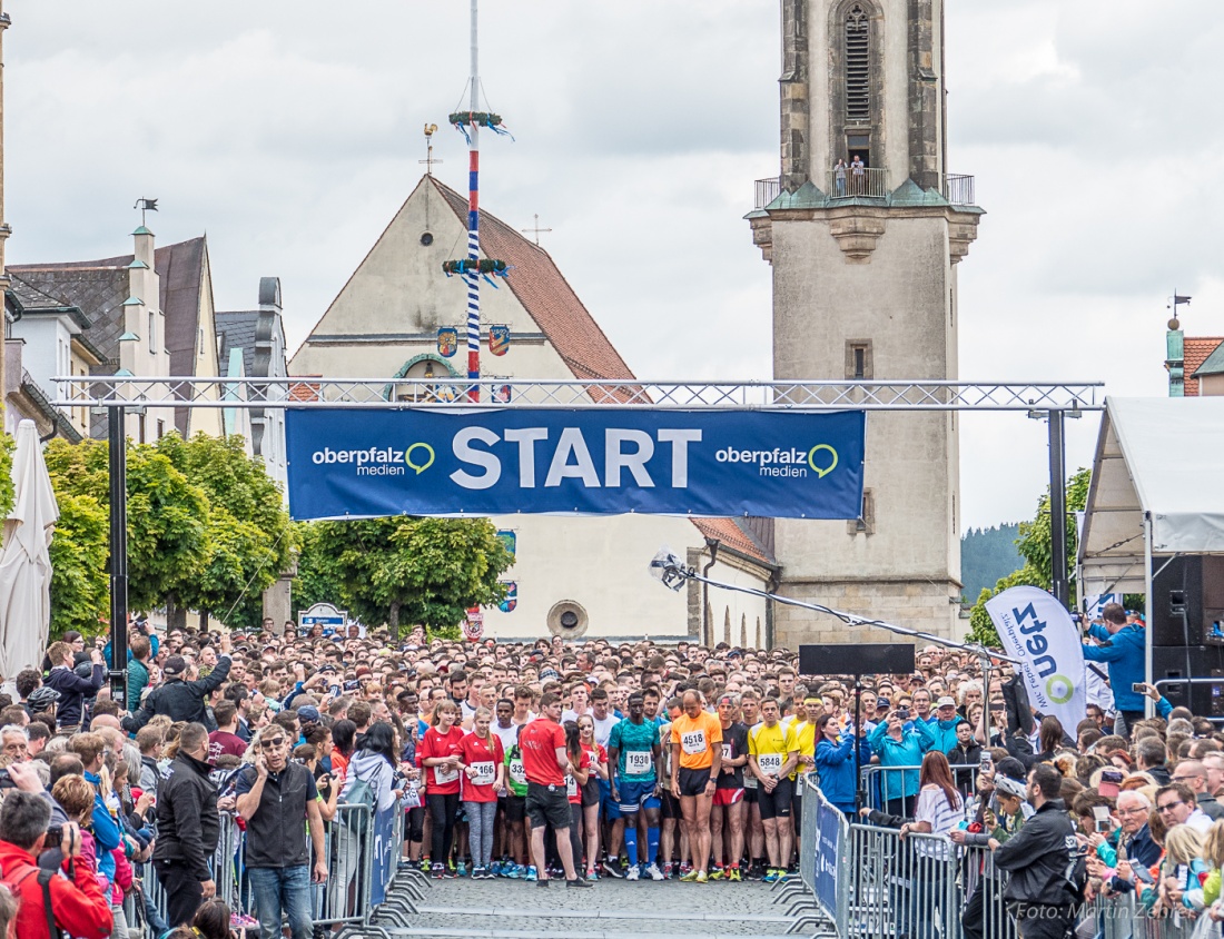 Foto: Martin Zehrer - Das zweite Starterfeld wartet auf die Startfreigabe... noch wenige Sekunden...<br />
<br />
Nofi-Lauf 2017: Start am Stadtplatz und Ziel beim Siemens... 5,9 Kilometer durch Kemnath 