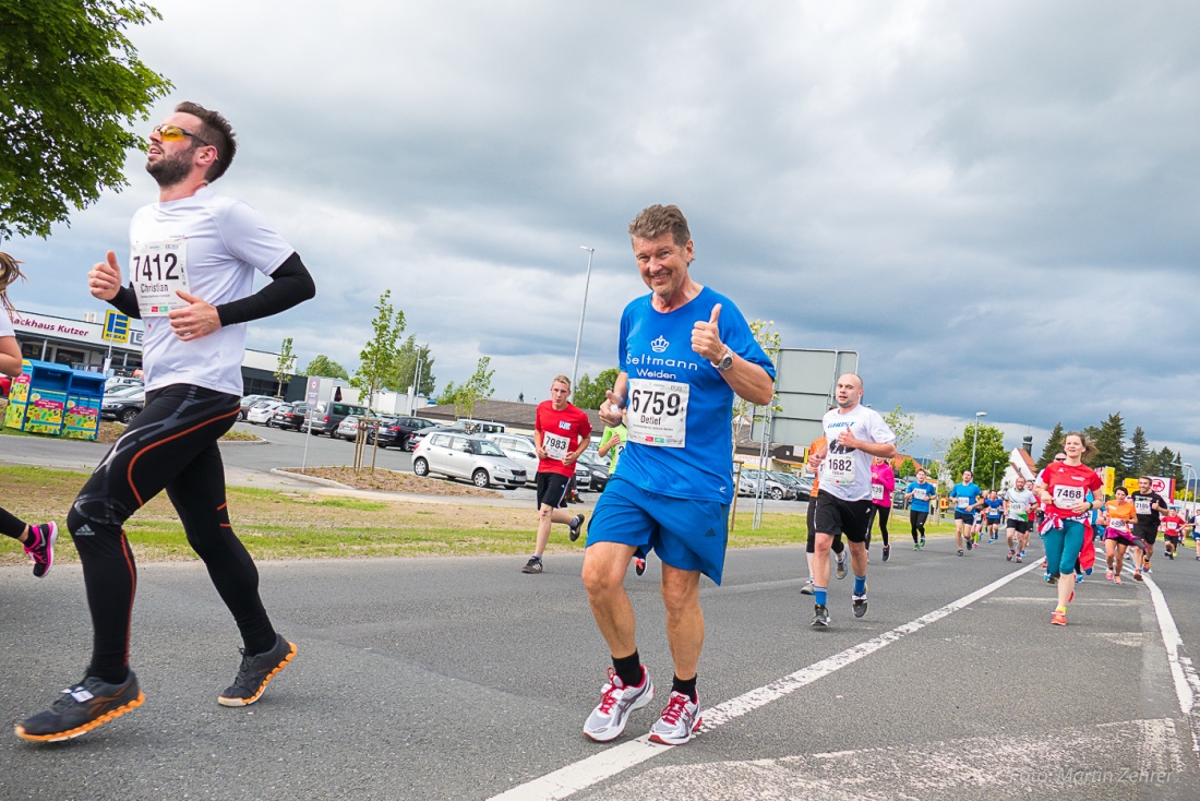 Foto: Martin Zehrer - Nofi-Lauf 2017: Start am Stadtplatz und Ziel beim Siemens... 5,9 Kilometer durch Kemnath und rund herum. Mehr als 8000 Teilnehmer fanden sich in Kemnath zusammen um die S 