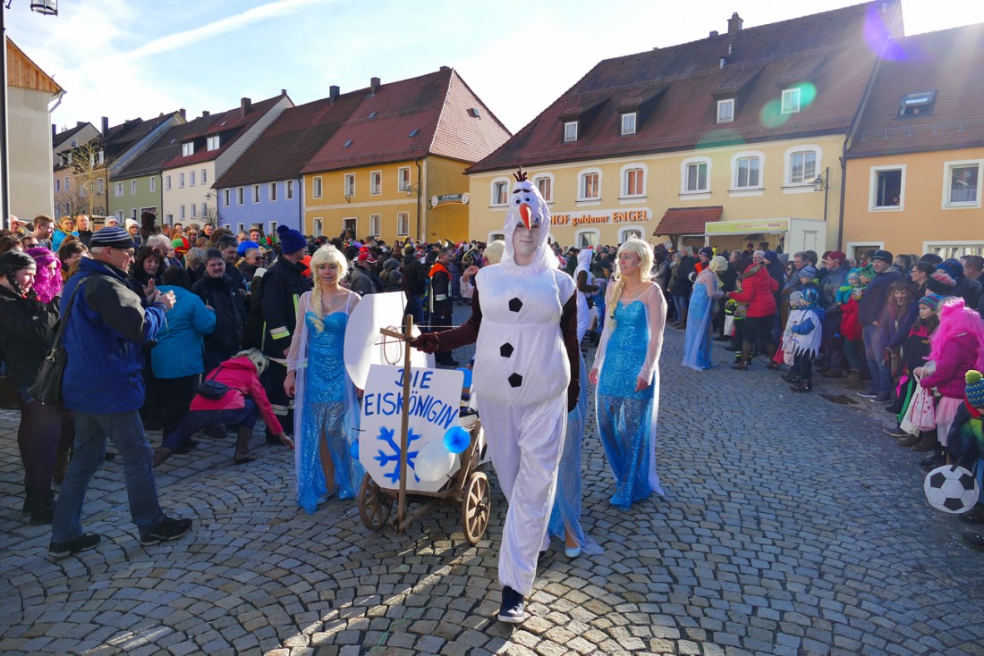 Foto: Martin Zehrer - Die Eiskönigin ;-)<br />
<br />
44. Faschingszug durch Waldeck am 7. Februar 2016!<br />
<br />
Tanzen, lachen und Gaudi machen ;-)<br />
<br />
Viele Gaudiwagen und unzählige Besucher trafen in Walde 