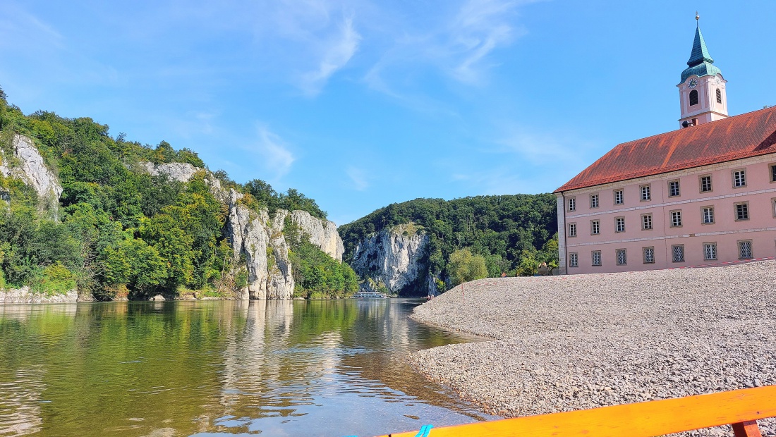 Foto: Martin Zehrer - Die Donau, rechts davon erkennt man das Kloster Weltenburg. <br />
<br />
 