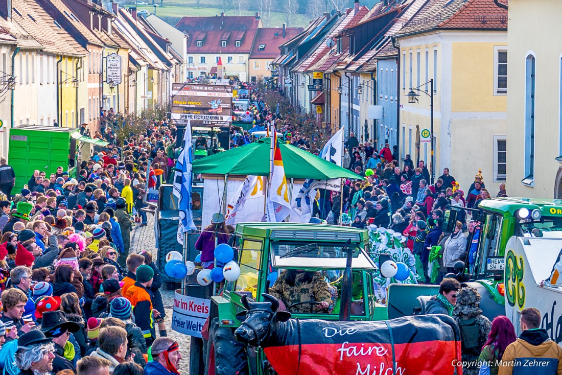 Foto: Martin Zehrer - 44. Faschingszug durch Waldeck am 7. Februar 2016!<br />
<br />
Tanzen, lachen und Gaudi machen ;-)<br />
<br />
Viele Gaudiwagen und unzählige Besucher trafen in Waldeck aufeinander.<br />
Die M 