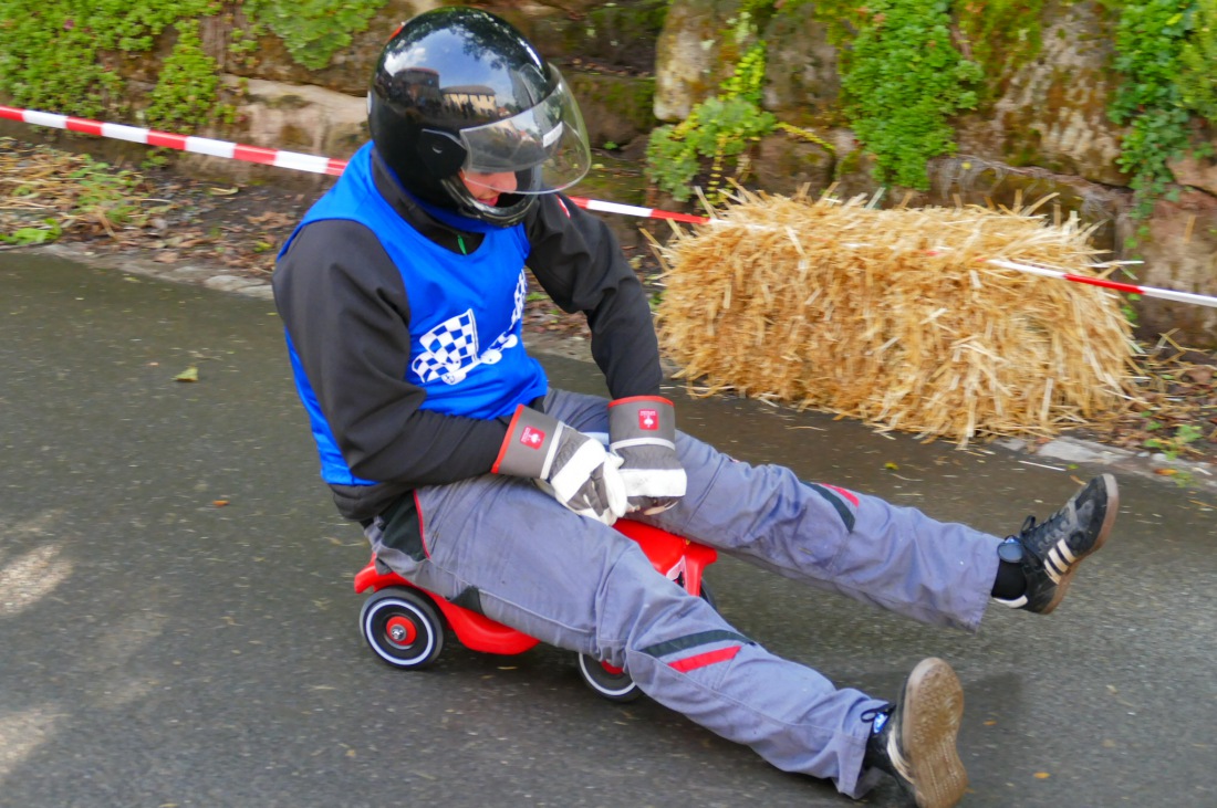 Foto: Martin Zehrer - Genial - Die legendären Bobbycar Meisterschaft in Preißach. <br />
"Den of Vice" veranstaltete heute das 3. Bobbycar-Rennen durch die Ortschaft Preißach. <br />
Zig Starter rasten  