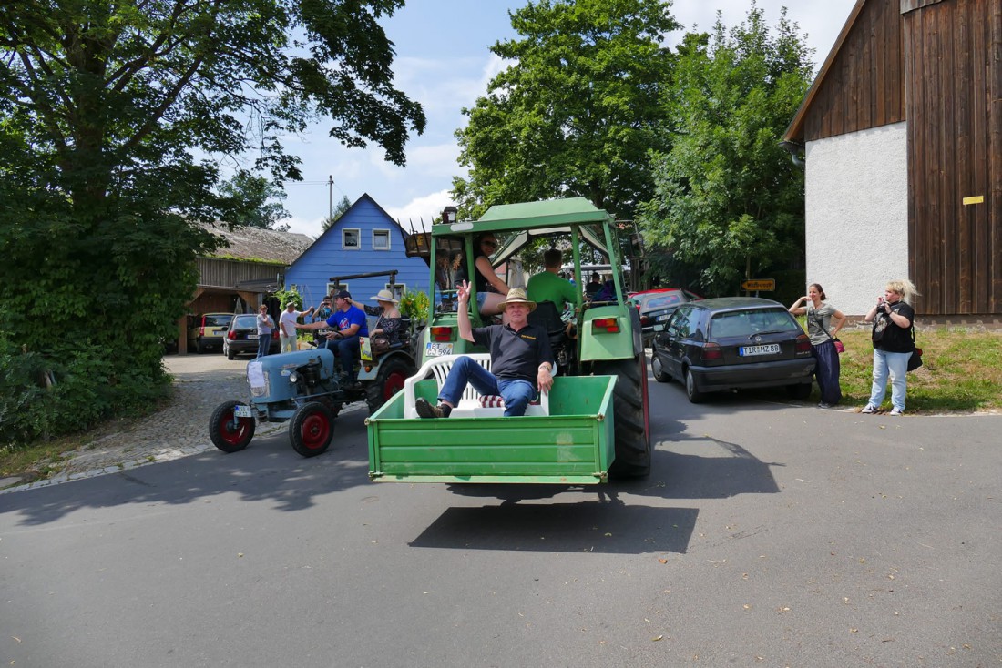 Foto: Martin Zehrer - Mit der Gartenbank unterwegs auf dem Oberwappenöster Bulldogtreffen der Freiwilligen Feuerwehr. 