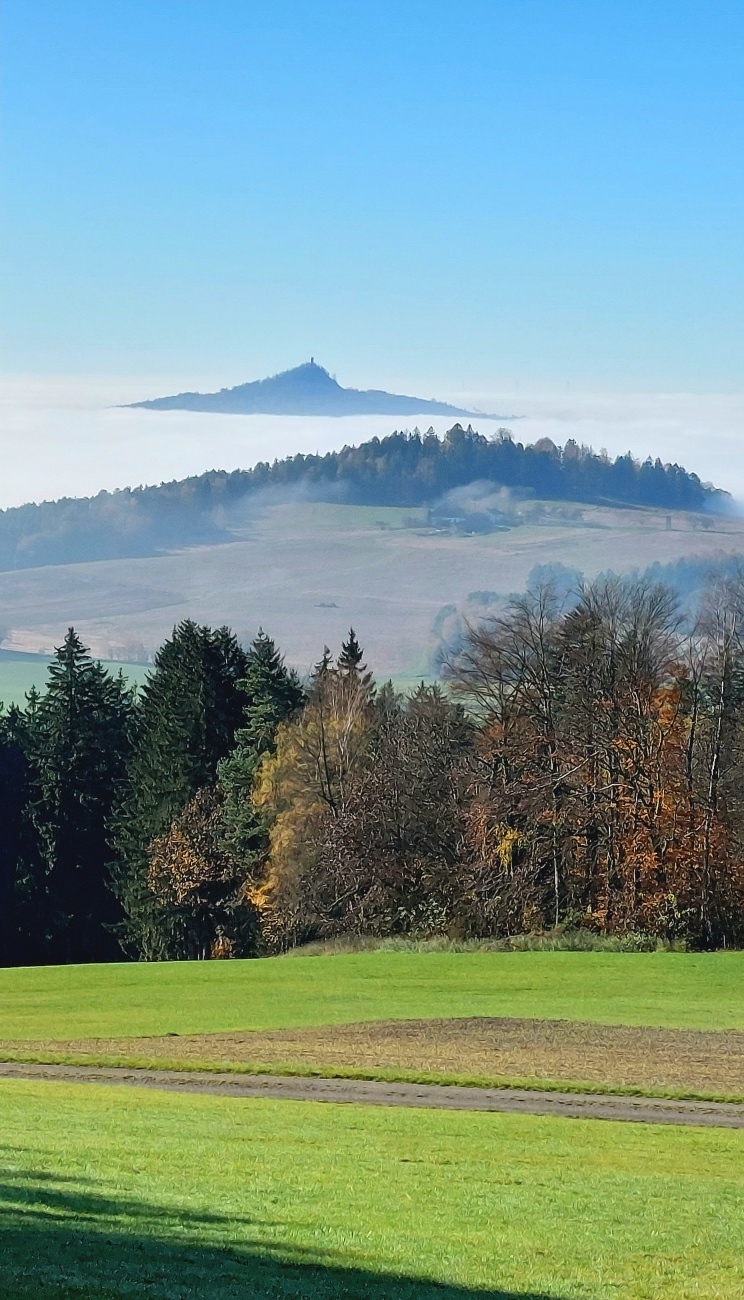 Foto: Martin Zehrer - Unglaubliches Wetter... <br />
Unten Nebel, droben Sonnenschein wie im Frühling und am Horizont der Rauhe Kulm.<br />
<br />
Infos zum Tal-Nebel:<br />
<br />
Nebel im Tal entsteht, wenn feuchte, 