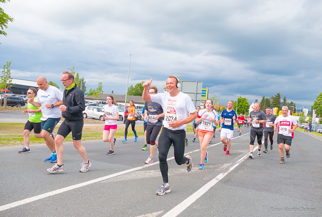 Foto: Martin Zehrer - Nofi-Lauf 2017: Start am Stadtplatz und Ziel beim Siemens... 5,9 Kilometer durch Kemnath und rund herum. Mehr als 8000 Teilnehmer fanden sich in Kemnath zusammen um die S 