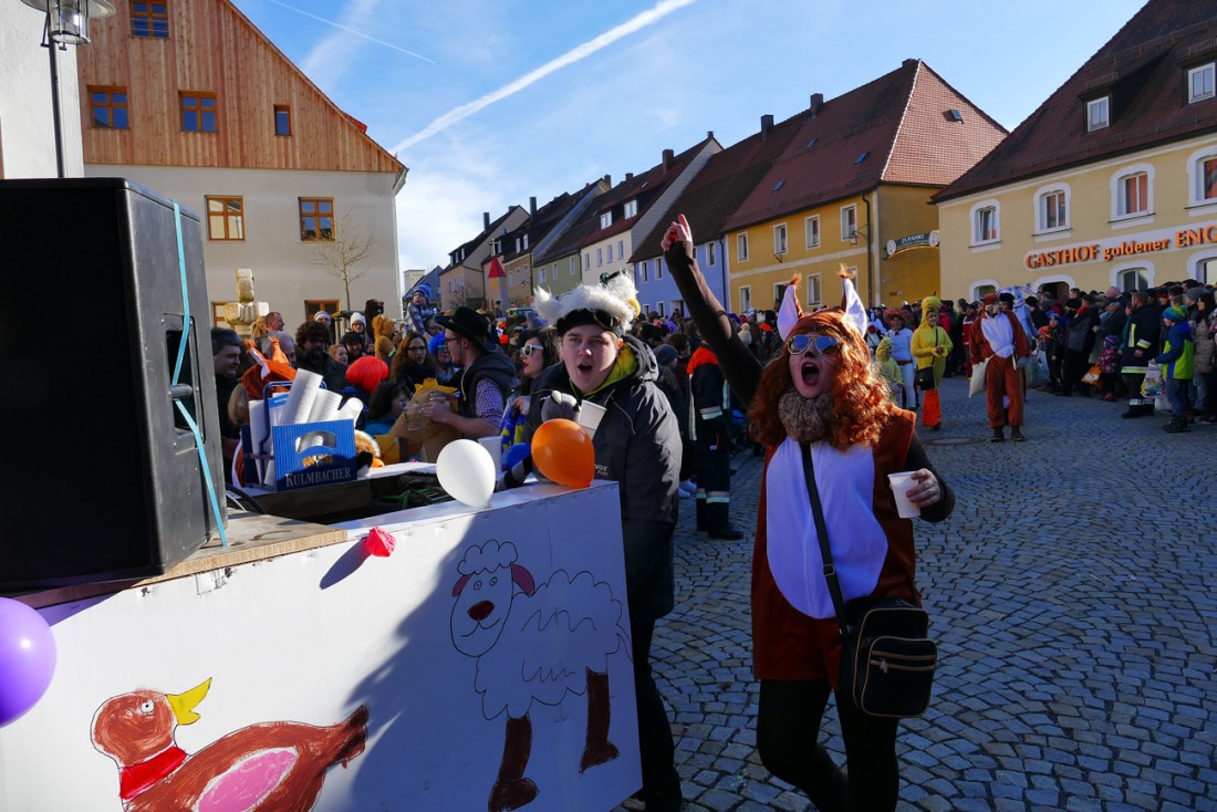 Foto: Martin Zehrer - 44. Faschingszug durch Waldeck am 7. Februar 2016!<br />
<br />
Tanzen, lachen und Gaudi machen ;-)<br />
<br />
Viele Gaudiwagen und unzählige Besucher trafen in Waldeck aufeinander.<br />
Die M 