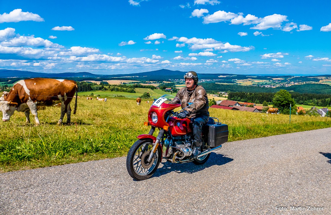 Foto: Martin Zehrer - An der Kuhweide auf dem Armesberg vorbei und schon den Parkplatz vorm Mesnerhaus im Blick... so trafen die Oldtimer des Oldtimertreffens Wunsiedel auf dem Armesberg ein. 