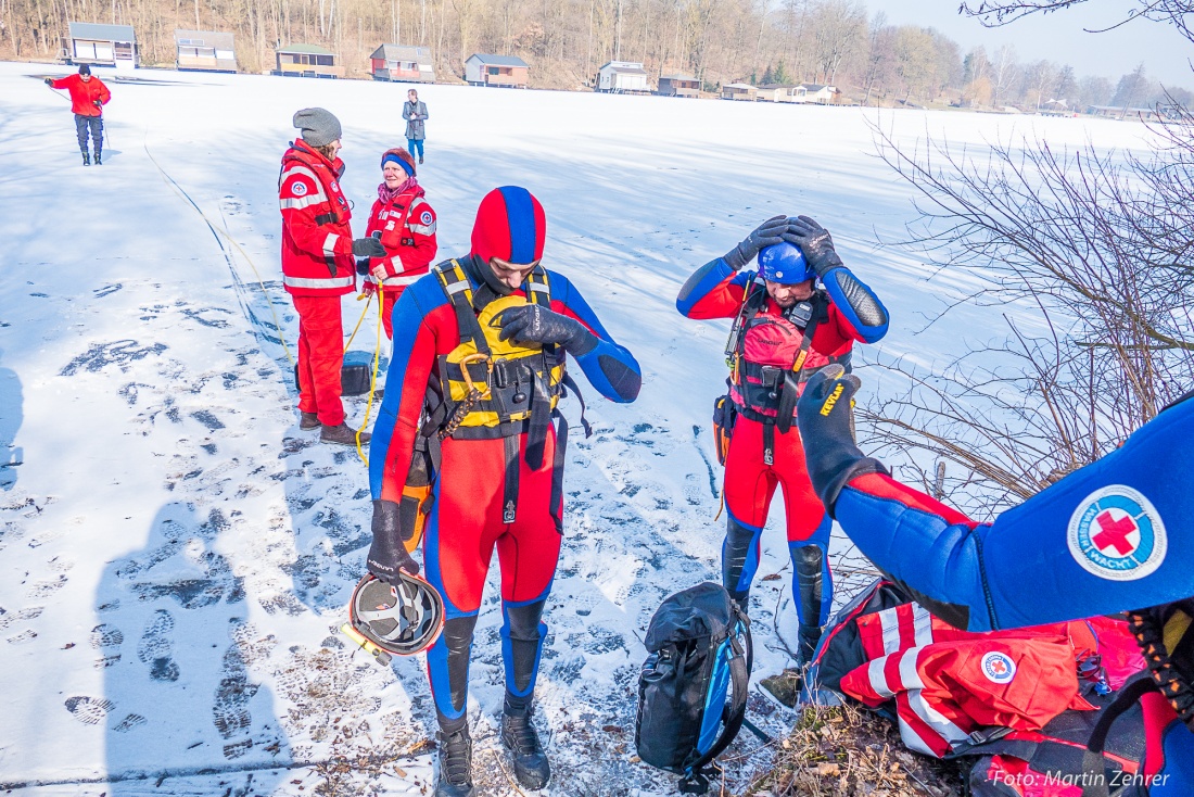 Foto: Martin Zehrer - Person ins Eis eingebrochen...<br />
Die Frauen und Männer der Wasserwacht Eschenbach proben für den Ernstfall auf dem Rußweiher. <br />
 