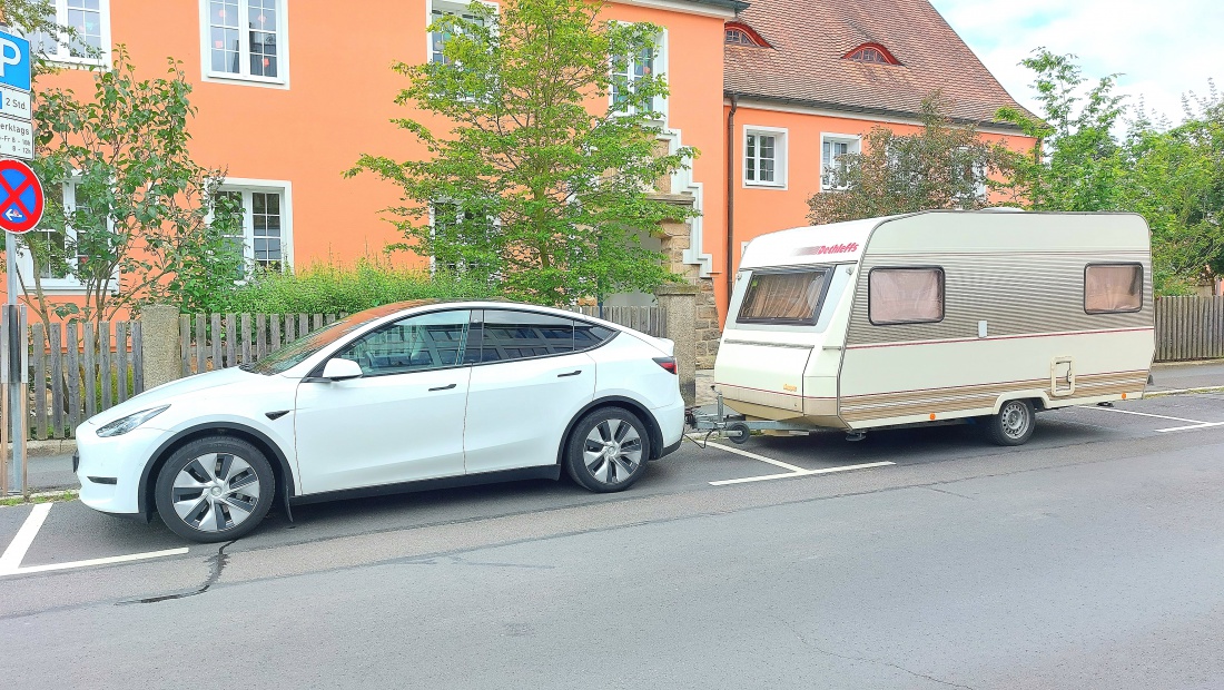 Foto: Martin Zehrer - Elektrisch in den Urlaub - Tesla Y mit Wohnwagen im Schlepptau... gesehen in Kemnath.  