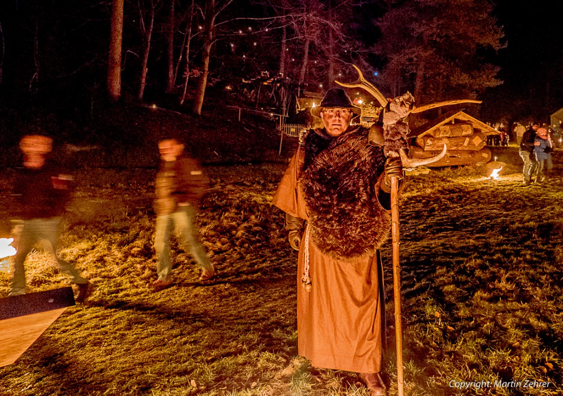 Foto: Martin Zehrer - Ein ziemlich finsterer Geselle. Hinter ihm verblassen sogar die Besucher der Rauhnacht ;-)<br />
<br />
Glasschleif, 31. Dezember 2015 