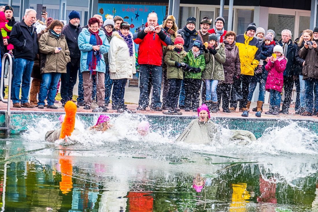 Foto: Martin Zehrer - Neujahrs-Schwimmen in Immenreuth bei ca. -5 Grad Außentemperatur und im eisig kalten Wasser...<br />
<br />
Bereits das 15. Mal springen nur die härtesten Badegäste ins Wasser des  