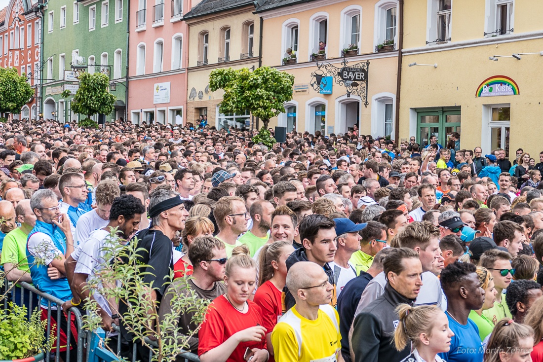 Foto: Martin Zehrer - Nofi-Lauf 2017: Start am Stadtplatz und Ziel beim Siemens... 5,9 Kilometer durch Kemnath und rund herum. Mehr als 8000 Teilnehmer fanden sich in Kemnath zusammen um die S 