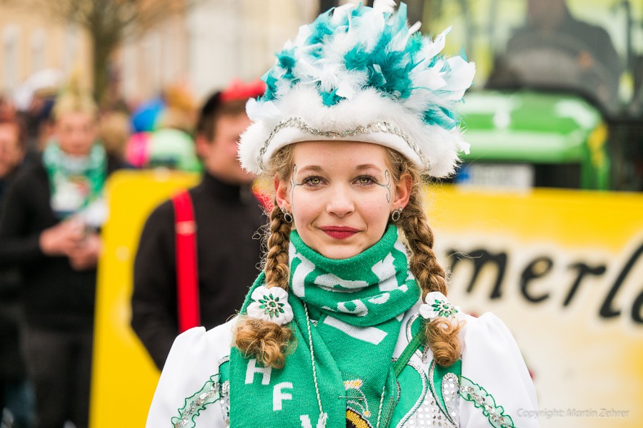 Foto: Martin Zehrer - Faschingszug durch Waldeck. Am Sonntag, den 15.2.2015 war es wieder so weit. Ein langer Zug<br />
mit zig Gaudiwagen und Hunderten Narren zog durch den Waldecker Markt. Mit vi 