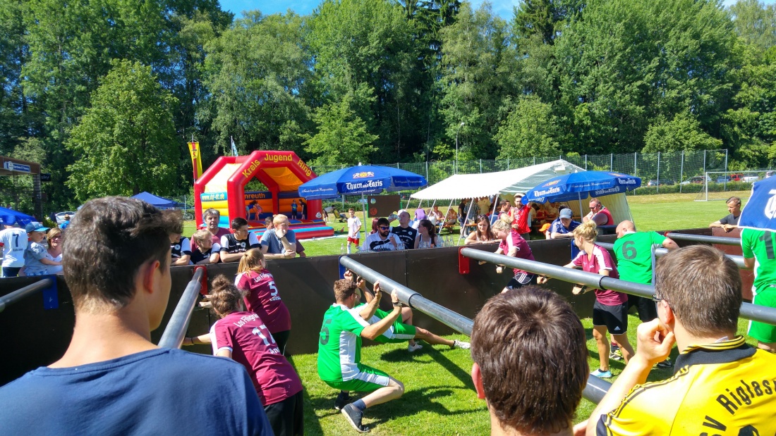 Foto: Martin Zehrer - Maximaleinsatz beim Lebend-Kicker-Turnier in Neusorg... Eine Riesengaudi bei bestem Wetter! ;-) 