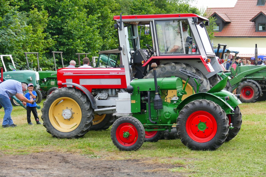 Foto: Martin Zehrer - Groß und klein ;-)<br />
Traktortreffen 2016 in Oberwappenöst<br />
Trotz Regen am Vormittag kamen an diesem Sonntag ca. 120 Oldtimer-Bulldogs und unzählige Besucher. Zum Mittag hi 