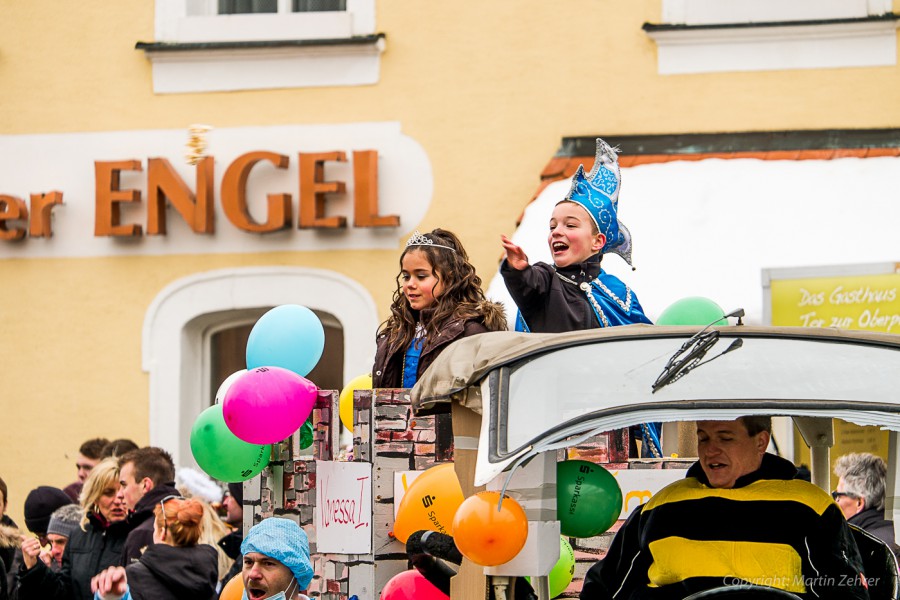 Foto: Martin Zehrer - Faschingszug durch Waldeck. Am Sonntag, den 15.2.2015 war es wieder so weit. Ein langer Zug<br />
mit zig Gaudiwagen und Hunderten Narren zog durch den Waldecker Markt. Mit vi 