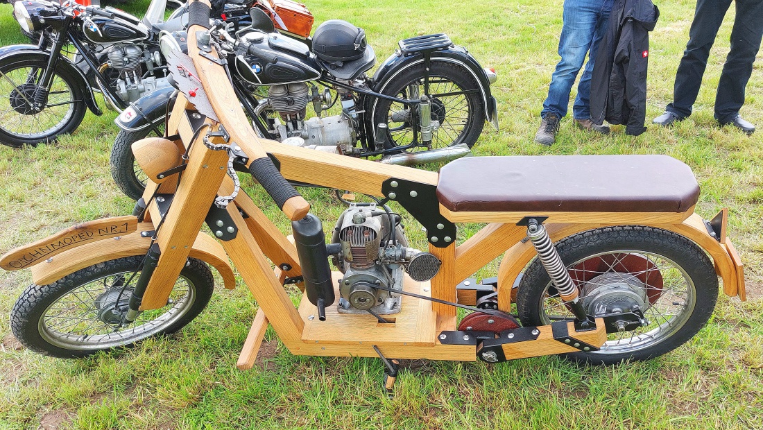 Foto: Martin Zehrer - Ein einzigartiges Holz-Motorrad, gesehen auf dem Oldtimer-Treffen an der Kappl.  