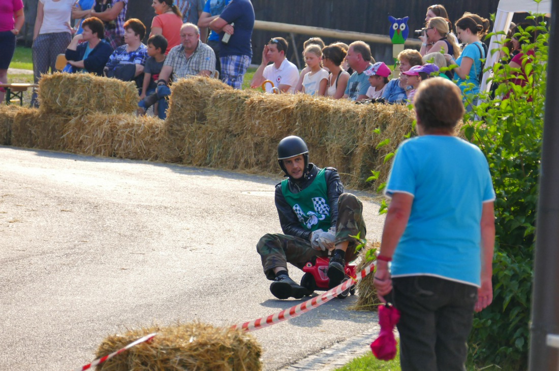 Foto: Martin Zehrer - Genial - Die legendären Bobbycar Meisterschaft in Preißach. <br />
"Den of Vice" veranstaltete heute das 3. Bobbycar-Rennen durch die Ortschaft Preißach. <br />
Zig Starter rasten  