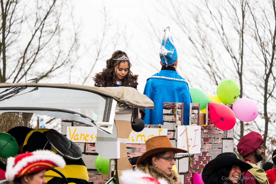 Foto: Martin Zehrer - Faschingszug durch Waldeck. Am Sonntag, den 15.2.2015 war es wieder so weit. Ein langer Zug<br />
mit zig Gaudiwagen und Hunderten Narren zog durch den Waldecker Markt. Mit vi 