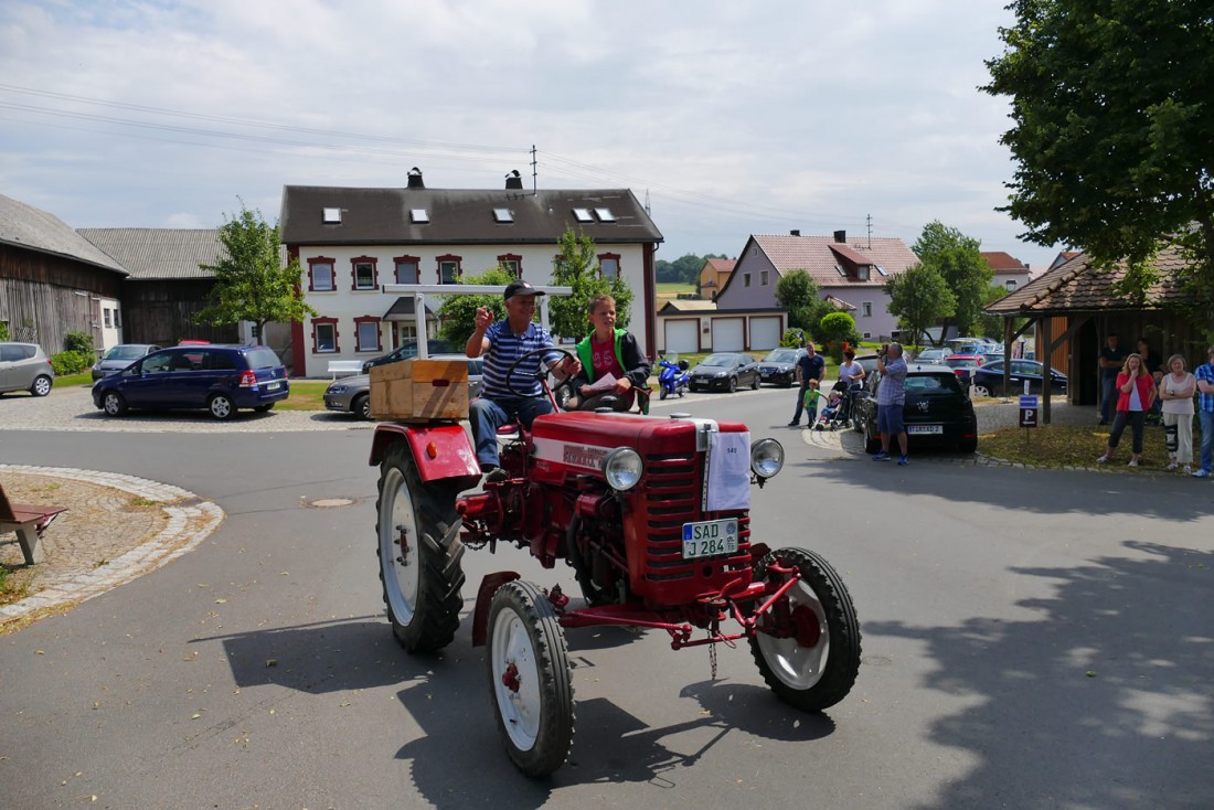 Foto: Martin Zehrer - Mit Werkzeugkiste auf dem Kotflügel. Ausfahrt durch Oberwappenöst... 