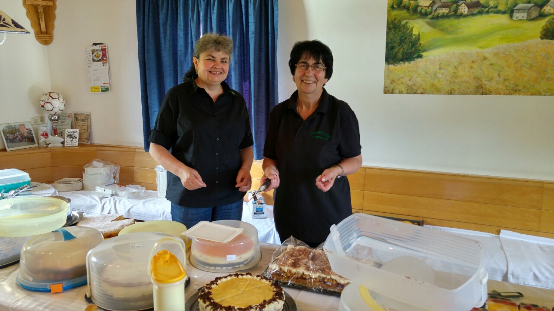 Foto: Martin Zehrer - Die Kuchentheke befand sich im Dorf-Gemeinschafts-Haus. Das Backofenfest Hermannsreuth war bereits vormittags sehr gut besucht 